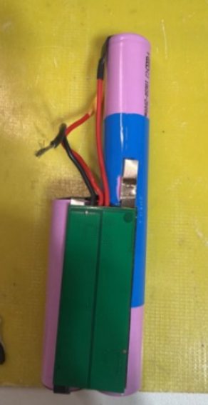 拆解中:打氣機電芯包的原電芯與保護板