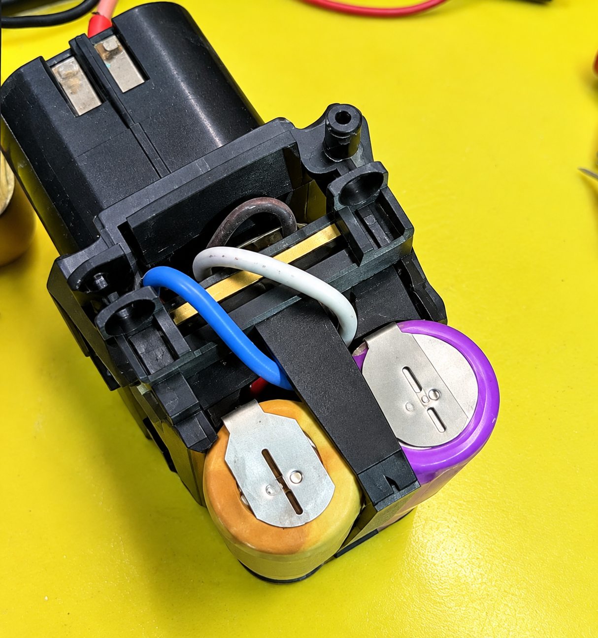 Durofix RI2065 電池維修前:拆開後的原有電芯