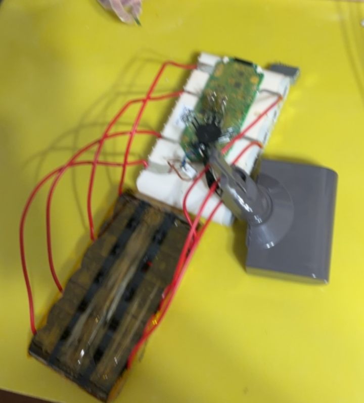 維修前：拆開後的原有電芯組與主機板