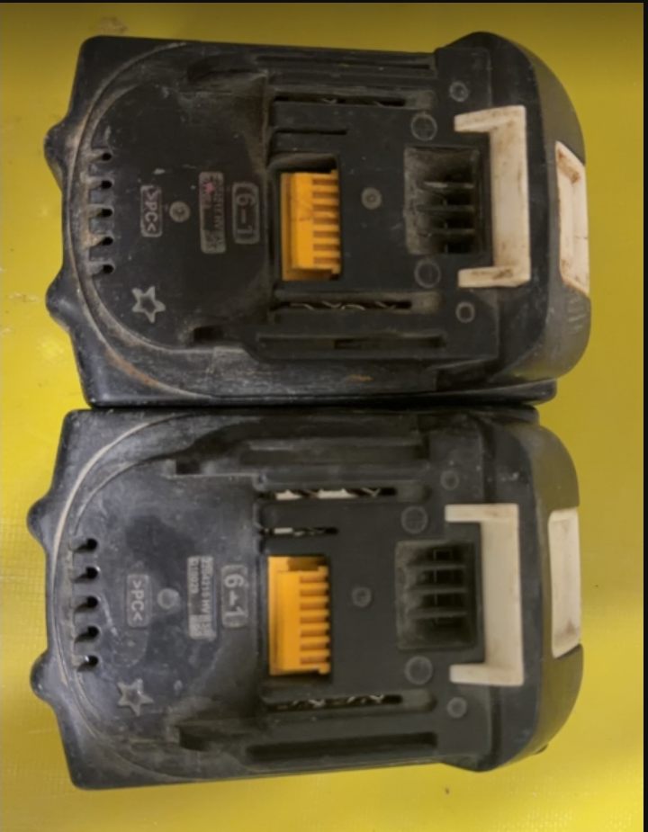 維修前：客人原有的兩顆工具電池包，外觀已明顯使用多年