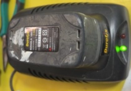 Durofix 德克斯 B4024L 電鑽電池維修後：放上 Durofix 充電器，可以正常充電