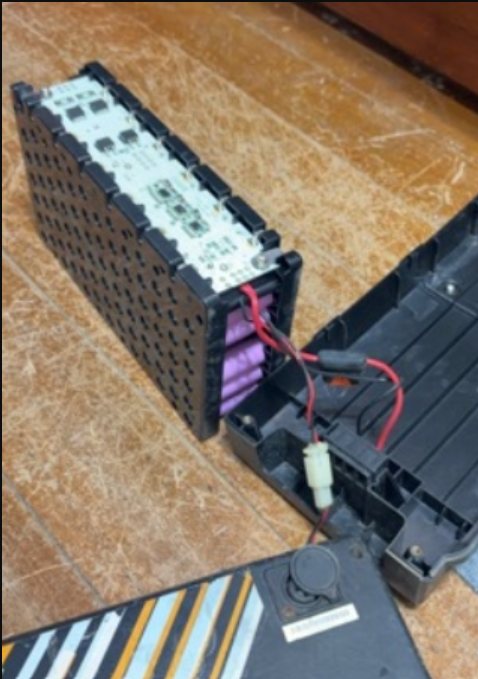 捷安特 830 電動自行車電池維修前：拆開電池盒後的原有電芯與 BMS 電路板