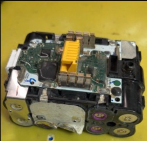 牧田 Makita BL1860 電池維修前：拆開後的原有保護板與電芯